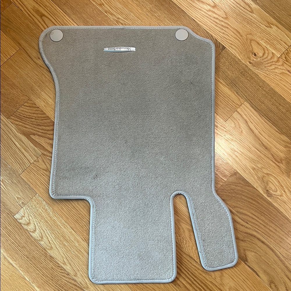 Tan Car Floor Mats. New only 3 pieces as you see on the pictures. No used - Picture 9 of 9